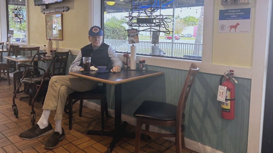 Dedko chodil každý deň do tej istej reštaurácie. Keď raz neprišiel, šéfkuchár vedel, že sa stalo niečo zlé