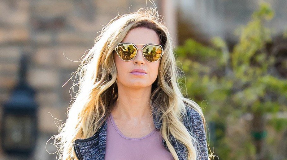 Playmate to s odhaľovaním na verejnosti preháňa: Zdeformované prsia si mala schovať