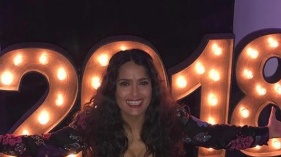 Celebrity oslávili nový rok po svojom: Salma Hayek s natlačenými prsiami, zahalená Mariah Carey