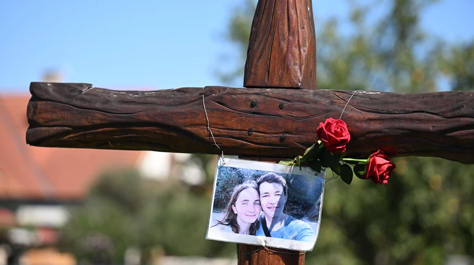 Na mieste vraždy Jána Kuciaka a Martiny Kušnírovej vyrástol pamätník. Má symbolický odkaz
