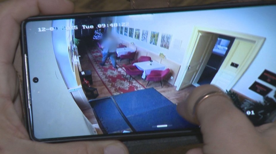 Mladík si užíval v hoteli, ale za nič nezaplatil. Podvodník v Banskej Štiavnici drzosť ešte vystupňoval