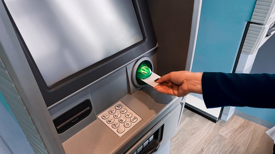 Veľká zmena pre klientov troch bánk. Od júla získajú prístup k stovkám bankomatov