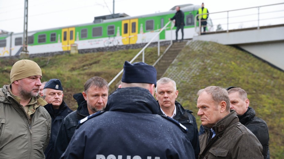 Železničnú trať neďaleko Varšavy zničil výbuch. Podľa premiéra Tuska to vyzerá na sabotáž