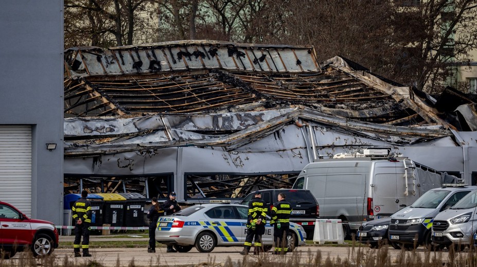 Podozriví zo založenia požiaru v Pardubiciach čelia obvineniu z terorizmu, jedna z osôb bola zadržaná na Slovensku
