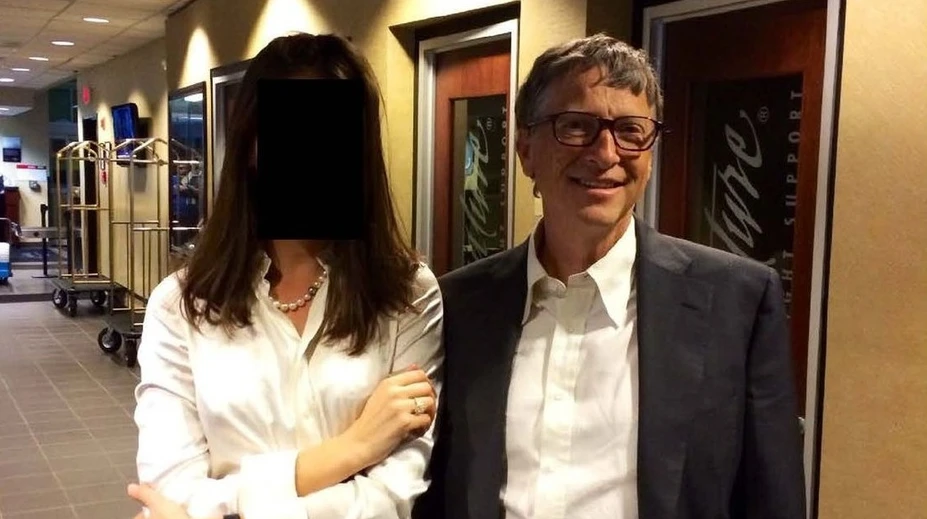 Gates sa priznal k neverám s tromi ženami. Epstein si pripravoval pôdu, aby ho mohol vydierať