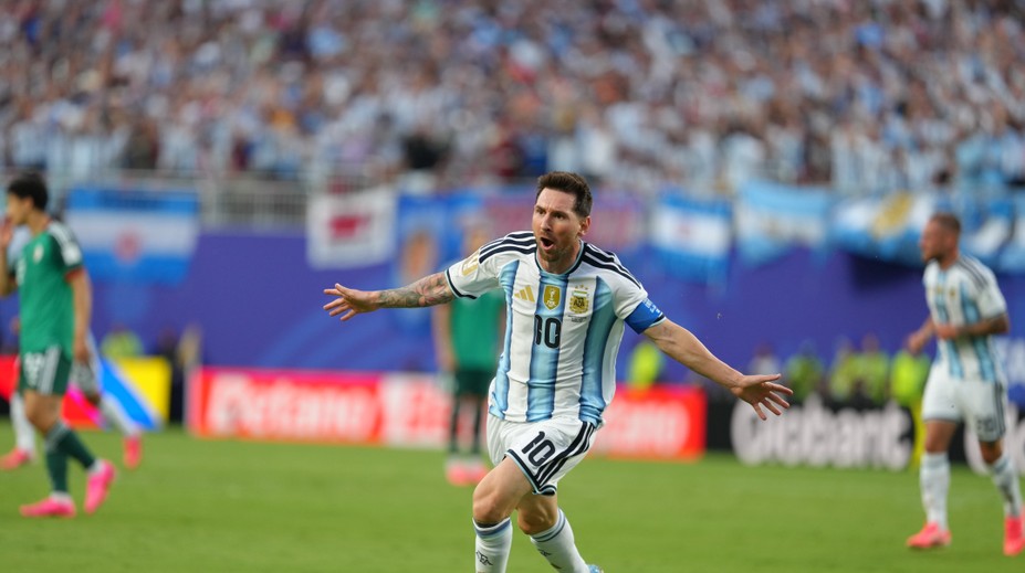 Potvrdil status legendy a môže dosiahnuť ďalší rekord. Lionel Messi prekonal zápis svojho rivala