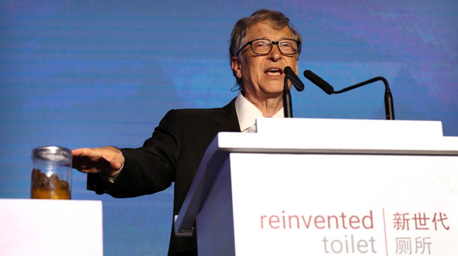 Bill Gates otvoril fórum o budúcnosti toaliet, na pódiu mal nádobu s ľudskými výkalmi