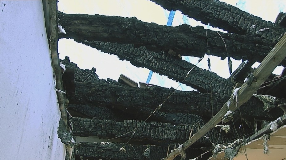 Dom si postavili vlastnými rukami za peniaze z hypotéky. Blesk ho takto zničil za pár minút