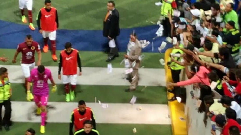 VIDEO: Napriek pekným rečiam odišiel za peniazmi, fanúšikovia mu ich "darovali"