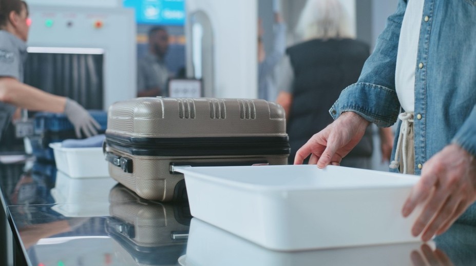 Revolúcia na letiskách? Prísne pravidlo, ktoré pozná každý cestujúci, pomaly mizne