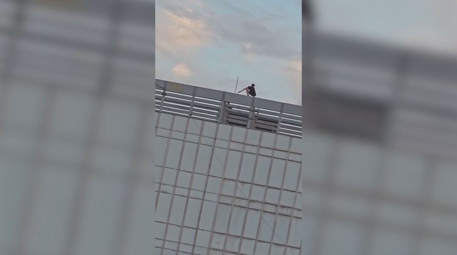 VIDEO: Nebezpečná zábava v Martine. Mladíci vyliezli na konštrukciu výškovej budovy