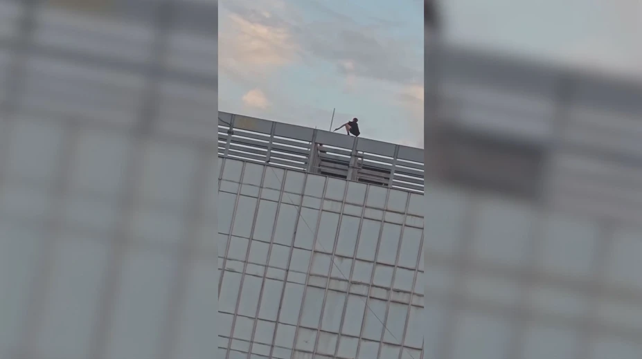 VIDEO: Nebezpečná zábava v Martine. Mladíci vyliezli na konštrukciu výškovej budovy