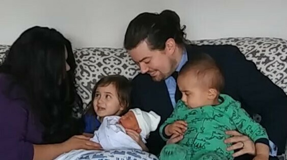 Žena porodila pred nemocnicou, otecko zaviazal pupočnú šnúru rúškom