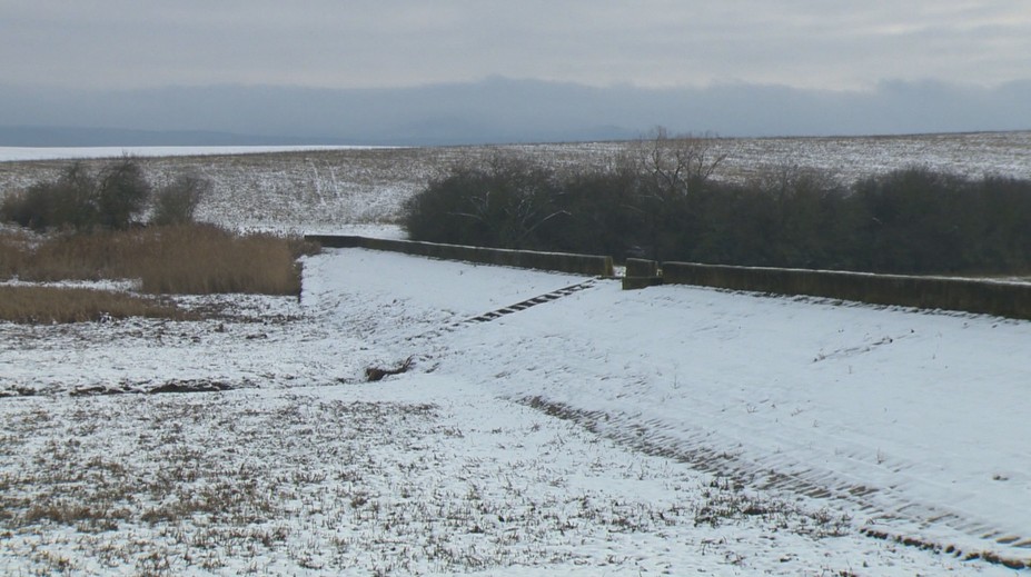 Roky je prázdna a jej voda chýba aj okolitej prírode. Vodná nádrž na juhu Slovenska je v dezolátnom stave