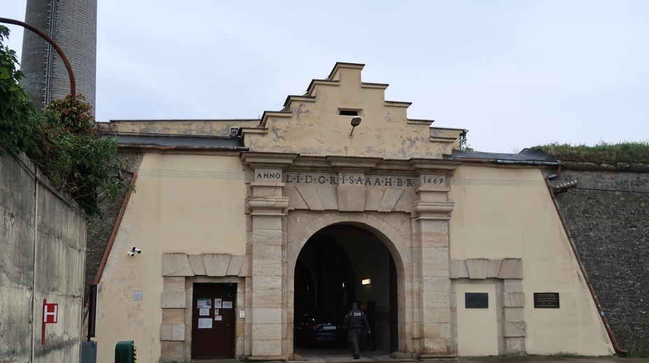 Fyzické útoky na odsúdených aj pašovanie zakázaných predmetov. Obvinili dozorcu z leopoldovskej väznice