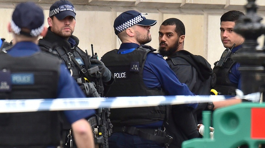 Len 100 metrov od Downing Street zadržali ozbrojeného muža