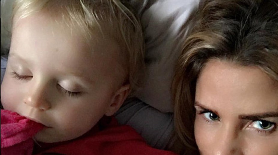 Modelka pobúrila Britov. Dcérke nechala urobiť to, čo je u nás bežné