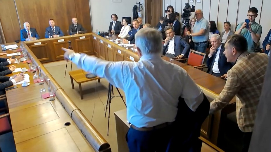Rozruch na zahraničnom výbore. Radačovský si vyzliekol sako a vyzval poslanca, aby odišiel oknom