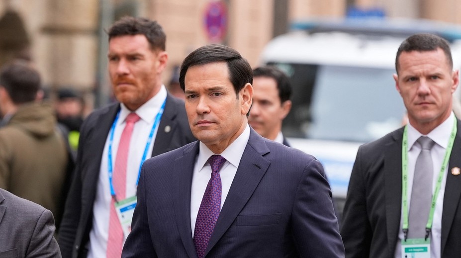 Bratislavu čakajú dopravné manévre. Na Slovensko prichádza dôležitý Trumpov človek