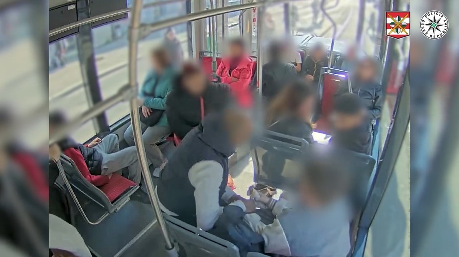VIDEO: Dráma v električke. Muž napadol školáka a zobral mu mobil