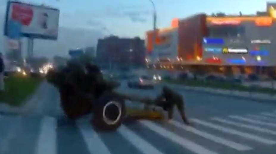 Ruským vojakom ušiel kanón, naháňali ho po križovatke