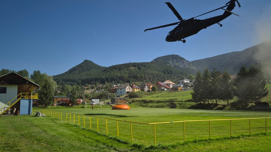 Hasiči už tretí deň bojujú s požiarom lesa na Liptove. Pomáha aj vrtuľník Black Hawk
