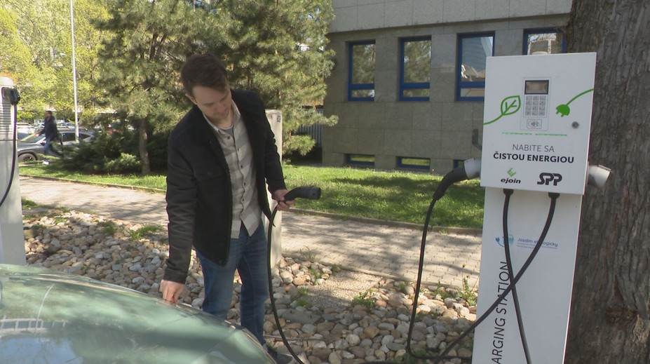 Za 100 kilometrov jazdy 2,5 eura. Lukáš si starší elektromobil pochvaľuje, záujem o elektrické „jazdenky“ rastie