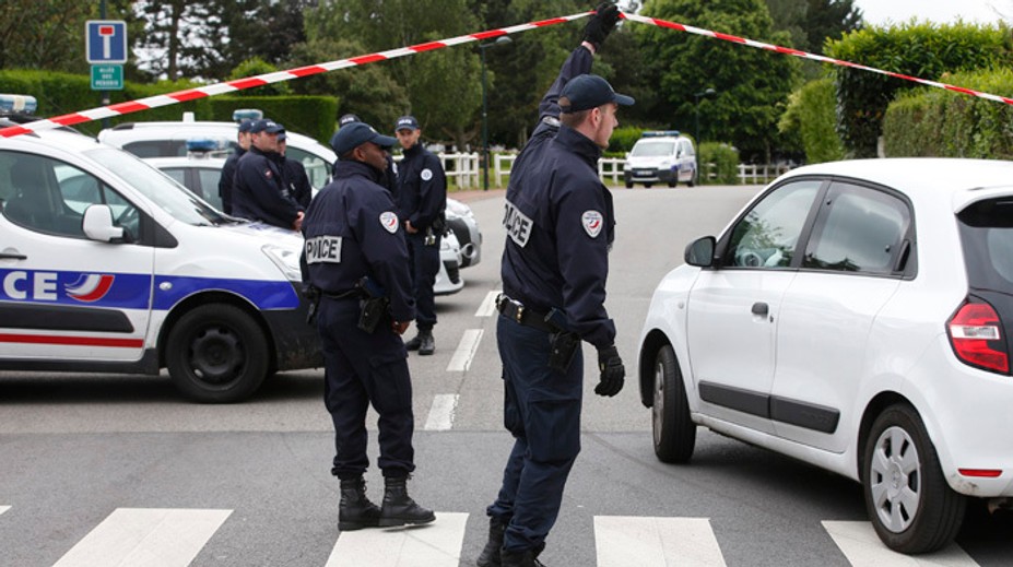 Ďalší krvavý útok vo Francúzsku. Muž zavraždil policajta a jeho manželku