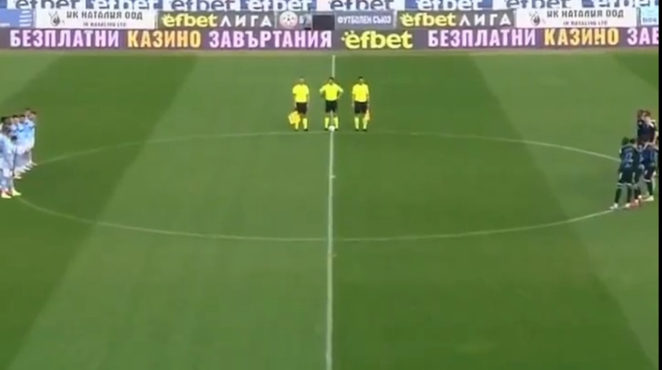 VIDEO: Klub si uctil minútou ticha bývalého hráča, aj keď stále žije. Ten na faux pas našiel aj pozitívum