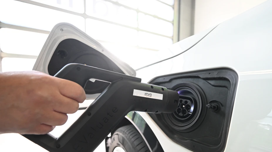 Exkluzívny prieskum: Nad kúpou elektromobilu uvažuje tretina Slovákov. Koľko z nich by sa nebálo čínskej značky?