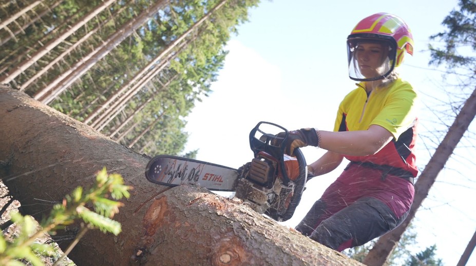 Je žena a pracuje ako drevorubačka. Zuzana sa dostala do mnohých nebezpečných situácií