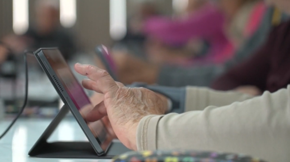 Bez internetu zaplatia viac. Tichá zmena poplatkov, ktorá najviac zasiahla seniorov