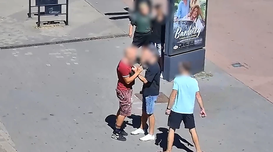 VIDEO: Najskôr hádka, potom úder a kopanec do hlavy. Bitka počas bieleho dňa v centre Bratislavy