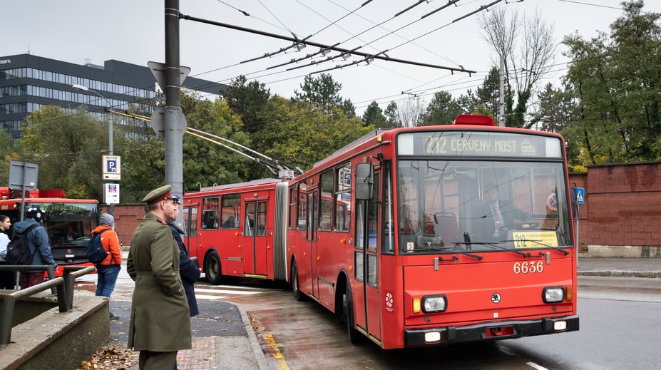 Na ceste naposledy. Bratislava sa rozlúčila s legendárnymi hranatými trolejbusmi