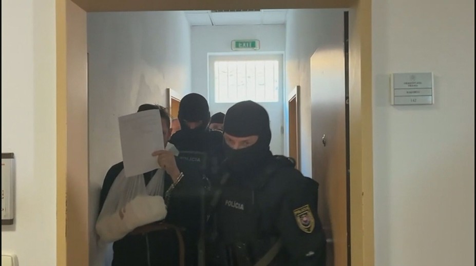 Ruky mal od krvi, v byte bola jeho mŕtva tehotná manželka. Muža obvineného z vraždy poslali do väzby