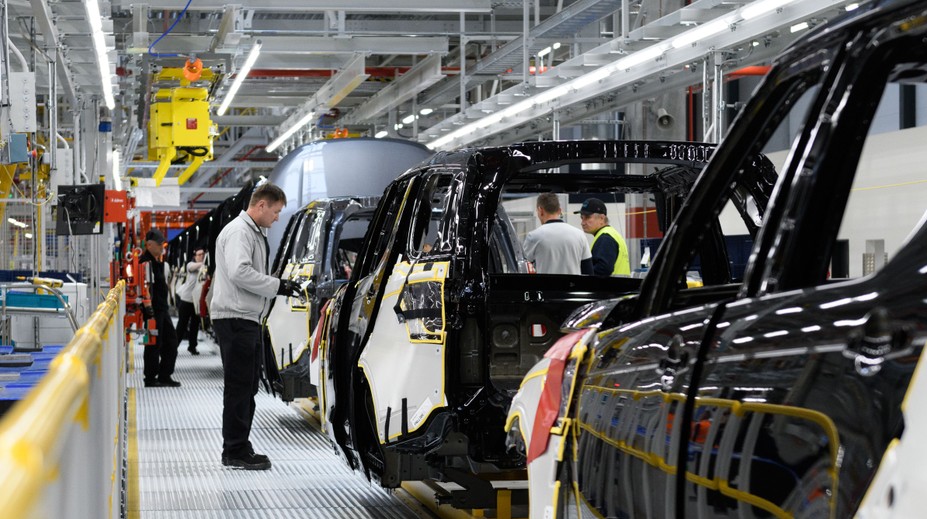 Nitrianska automobilka začína s obnovou výroby. Do práce sa vrátila prvá skupina výrobných zamestnancov