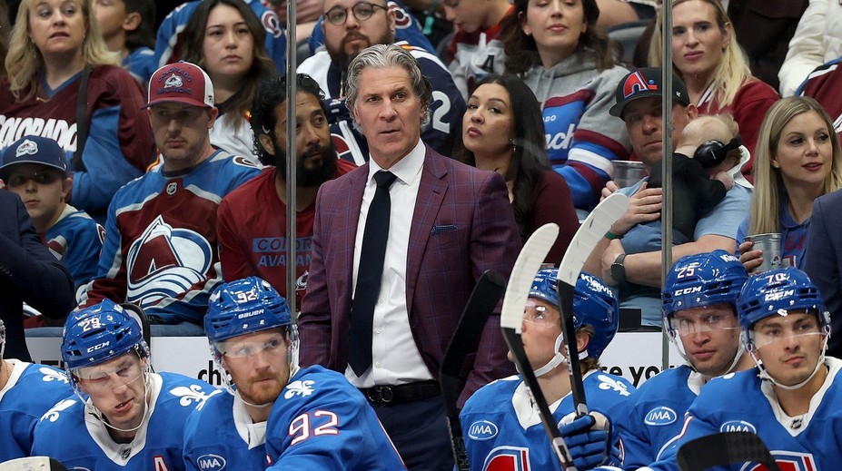 VIDEO: Moment hrôzy na lavičke Colorada. Trénera zasiahol puk a spôsobil mu zlomeninu v tvári