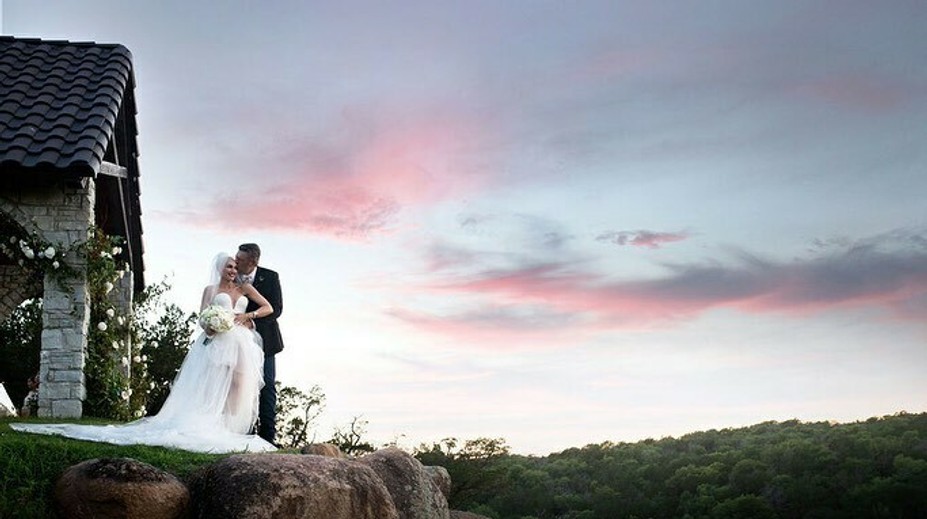 Po 6 rokoch svadba snov: Speváčka sa vydala v naozaj odvážnych šatách!