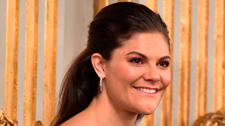 Švédsky kráľovský dvor mlčí o obvineniach, že korunnú princeznú Victoriu ohmatával známy muž