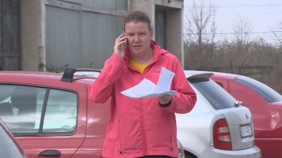 Tvrdí, že sa stala obeťou podvodu stavebnej firmy. Teraz nemá ani byt a na krku exetúrora