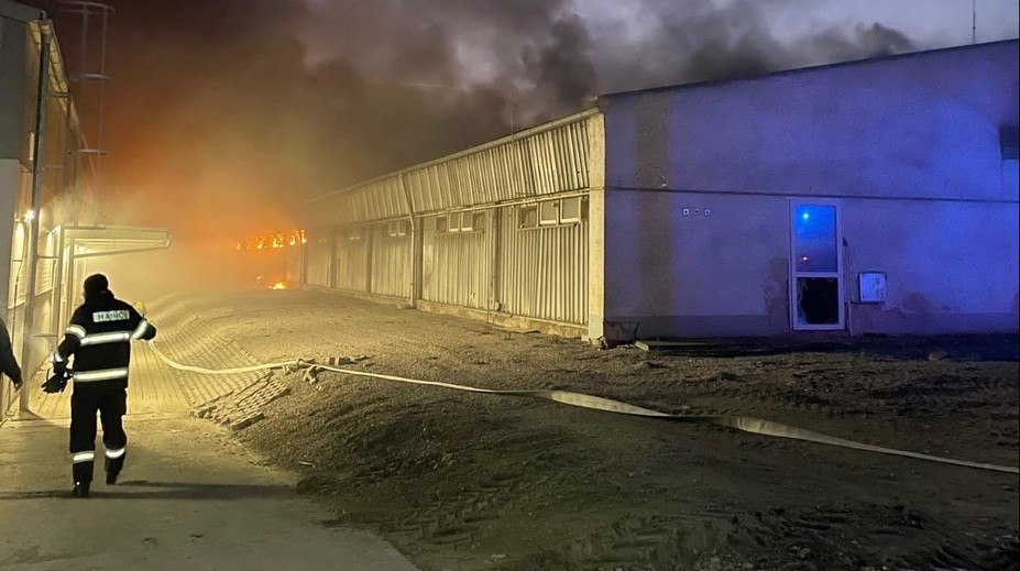 Veľký požiar na západnom Slovensku: Horí hala so zvieratami, sú tam stovky novonarodených prasiatok