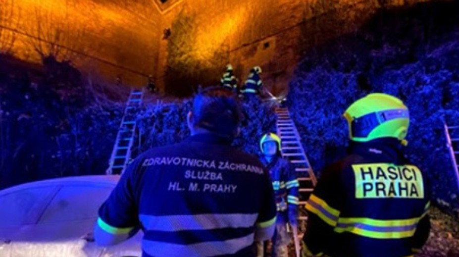 Žena prežila dlhý pád z hradieb pražského Vyšehradu, skončila v nemocnici