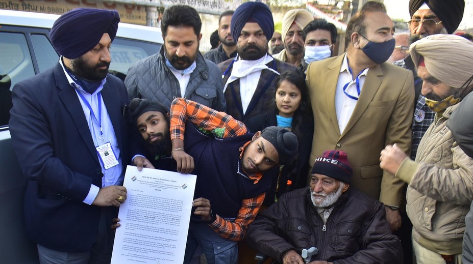 Robia prácu za dvoch ľudí, ale dostávajú iba jeden plat. Siamské dvojčatá veria, že sa to zmení