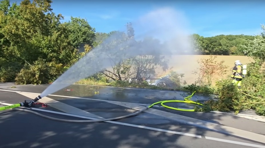 VIDEO: Tragická nehoda v Nemecku. V horiacom elektromobile zahynuli traja ľudia vrátane dvoch detí