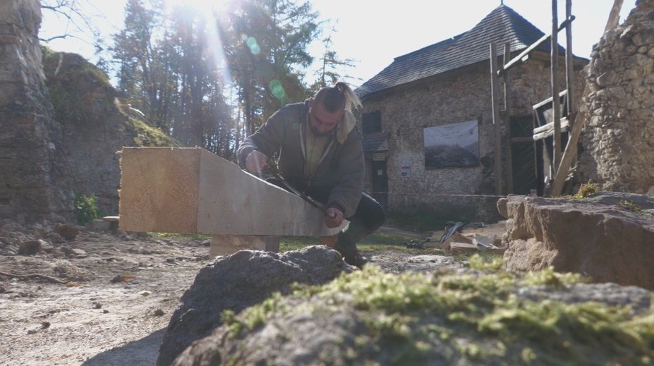 Jediným jeho príjmom sú sociálne dávky, no dokázal si kúpiť hrad. Zrúcanina doslova vstáva z popola