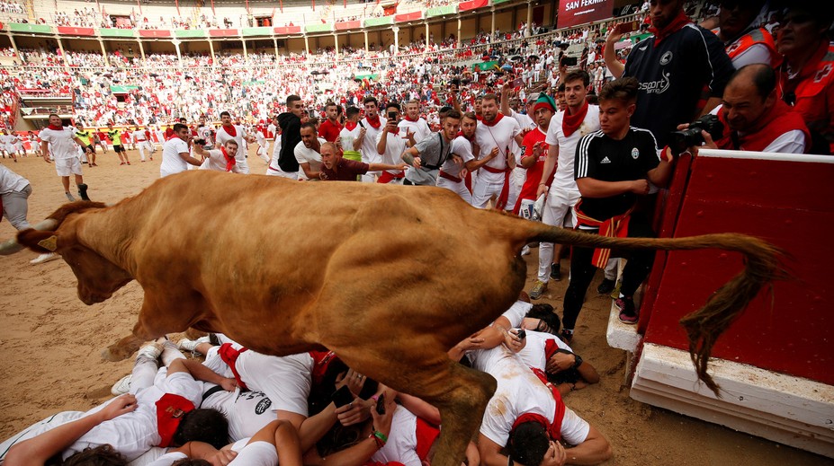 Krvavá zábava v uliciach Pamplony. Pri niektorých fotkách sa vám zastaví rozum