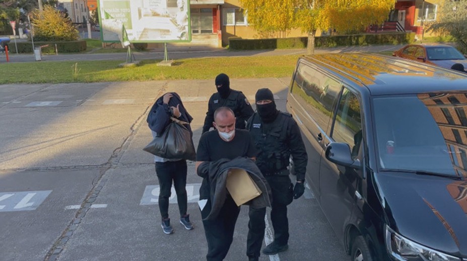 Odhalili ďalší gang, ktorý na Slovensku vo veľkom vyrábal cigarety