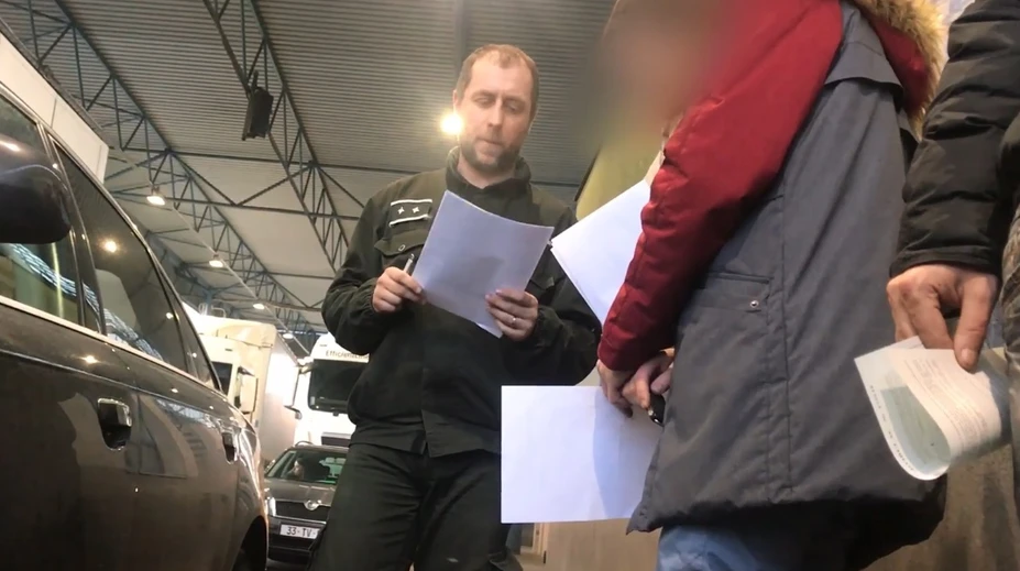 Ukrajinský novinár zverejnil video zachytávajúce úplatkárske praktiky slovenského colníka
