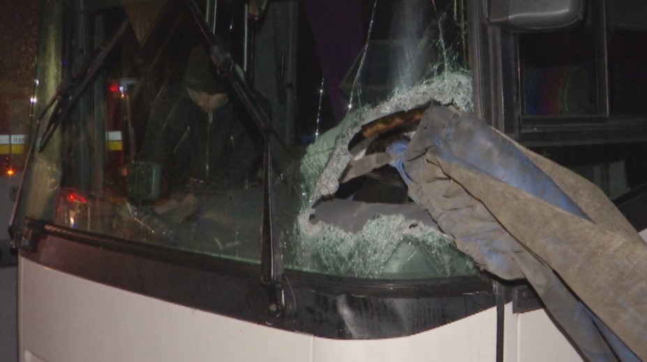 VIDEO len pre silné povahy. Vodiča autobusu prepichla tyč