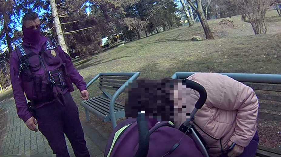 Nedalo sa nepočuť plač dieťaťa (1) v kočíku. Na lavičke v parku vo Zvolene sedela jeho na mol opitá matka